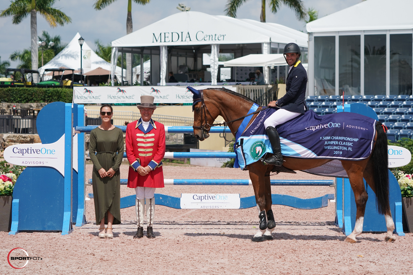 Diego Perez Bilbao and Helios in their winning presentation with Laura Southard of CaptiveOne Advisors and ringmaster Steve Rector. Photo © Sportfot