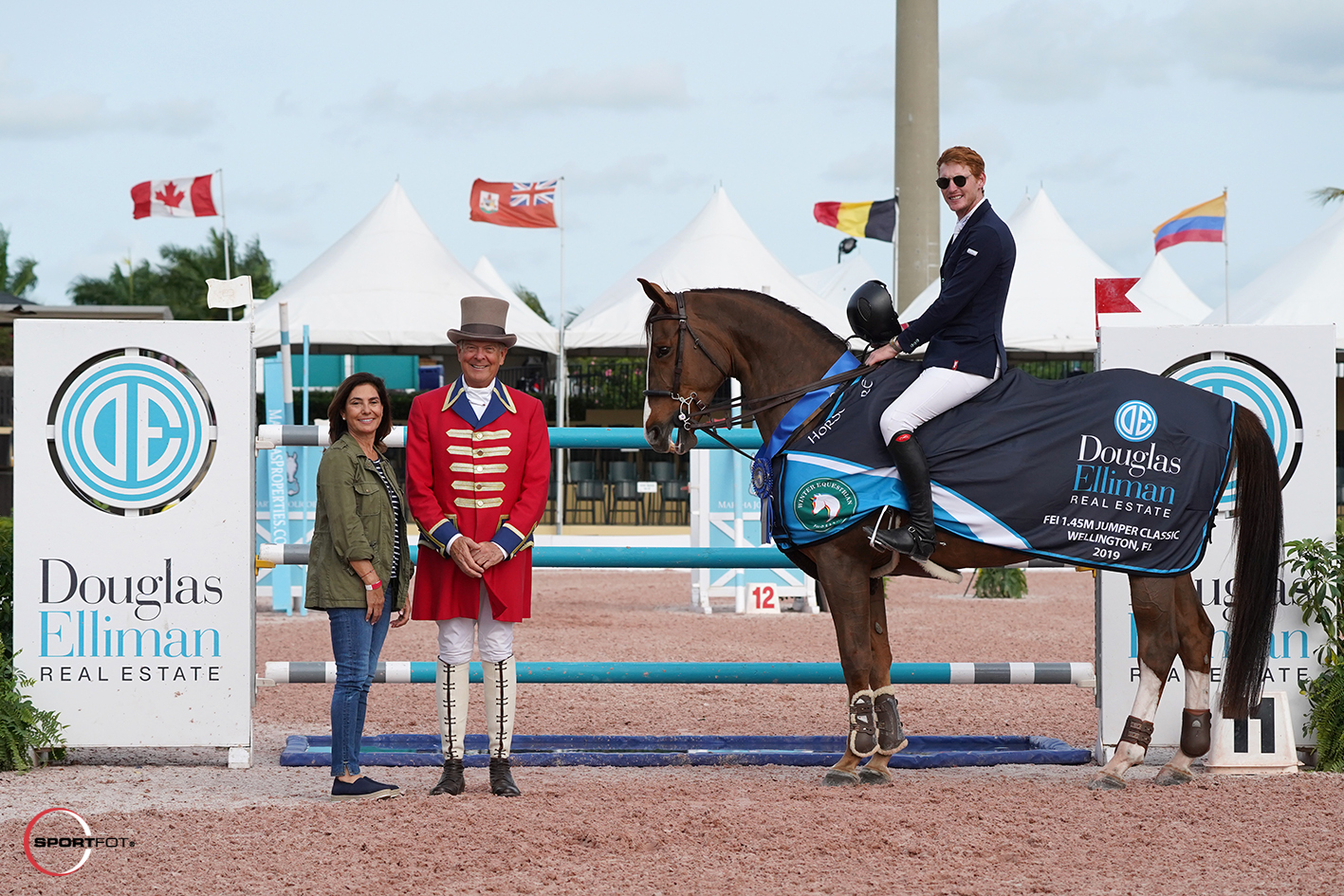 Daniel Coyle and Tienna in their winning presentation with Martha Jolicoeur of Douglas Elliman Real Estate and ringmaster Steve Rector. Photo © Sportfot