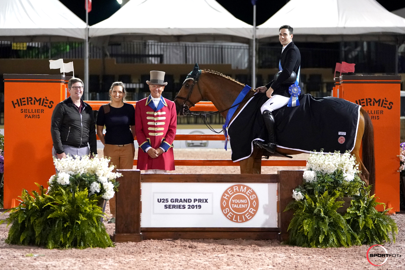 David Oberkircher and Upper in their winning presentation with James Sardelli, Senior Equestrian Account Executive, and Aurelie Ferrut, Equestrian Account Executive for the West Coast, Hermès, with ringmaster Steve Rector. Photo © Sportfot