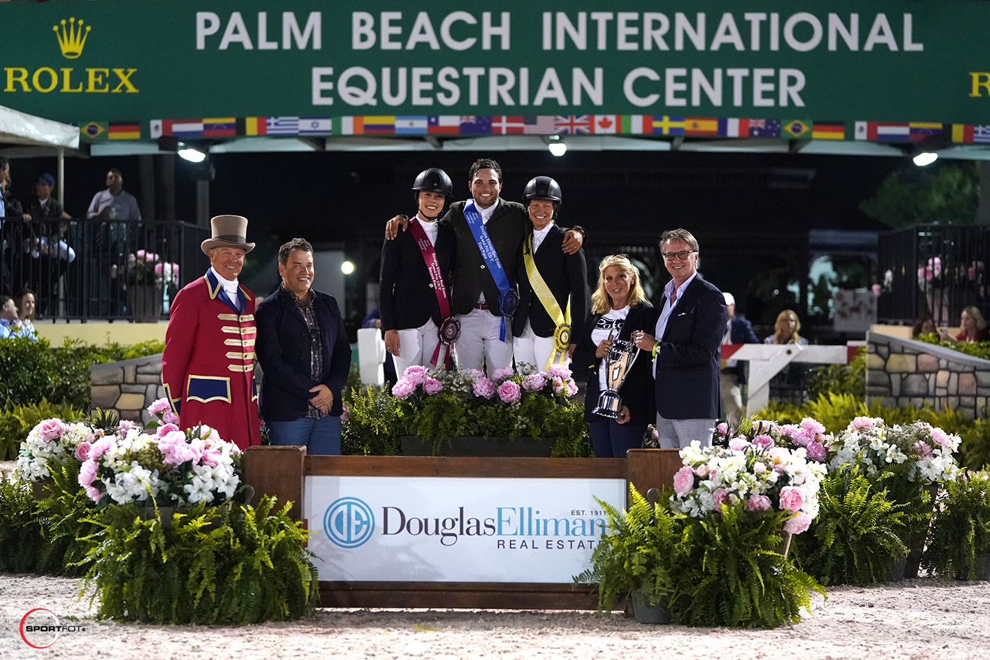 Ringmaster Steve Rector, President and COO of Douglas Elliman Real Estate, Scott Durkin, Karen Polle, Daniel Bluman, Beezie Madden, CEO of Douglas Elliman Real Estate, Dottie Herman. Photo Sportfot