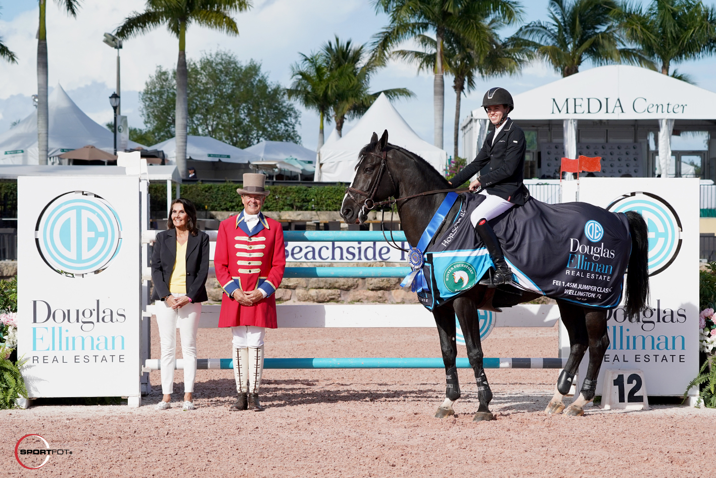 Lucas Porter in his winning presentation with Holly Chaney of Douglas Elliman Real Estate and ringmaster Steve Rector. Photo © Sportfot