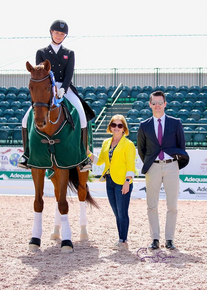 Carina Nevermann Torup in the prize-giving with Terri Kane of Diamante Farms and judge Hans Voser.