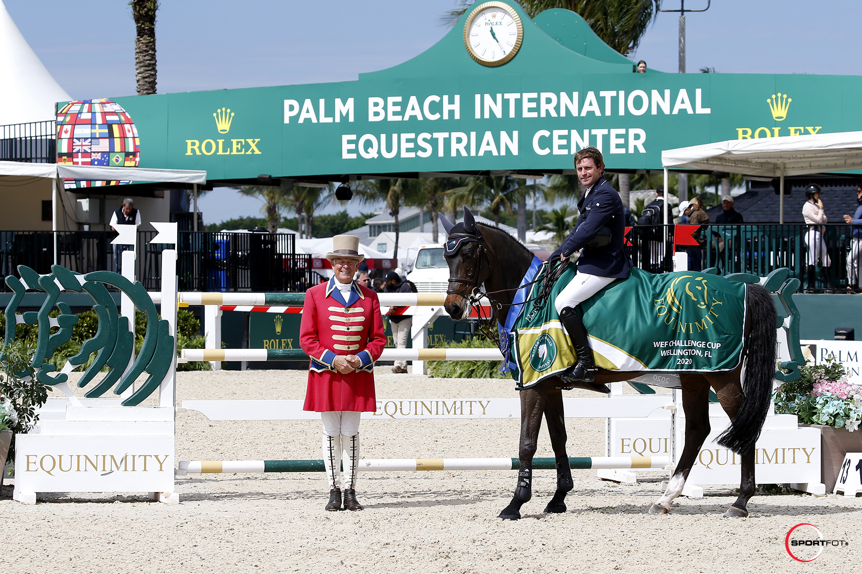 Darragh Kenny and Carthano in their winning presentation with ringmaster Steve Rector. 