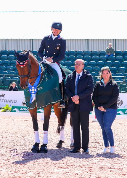 Endel Ots (USA) with with judge Henning Lehrmann and Whitney Fernandes of Adequan®.