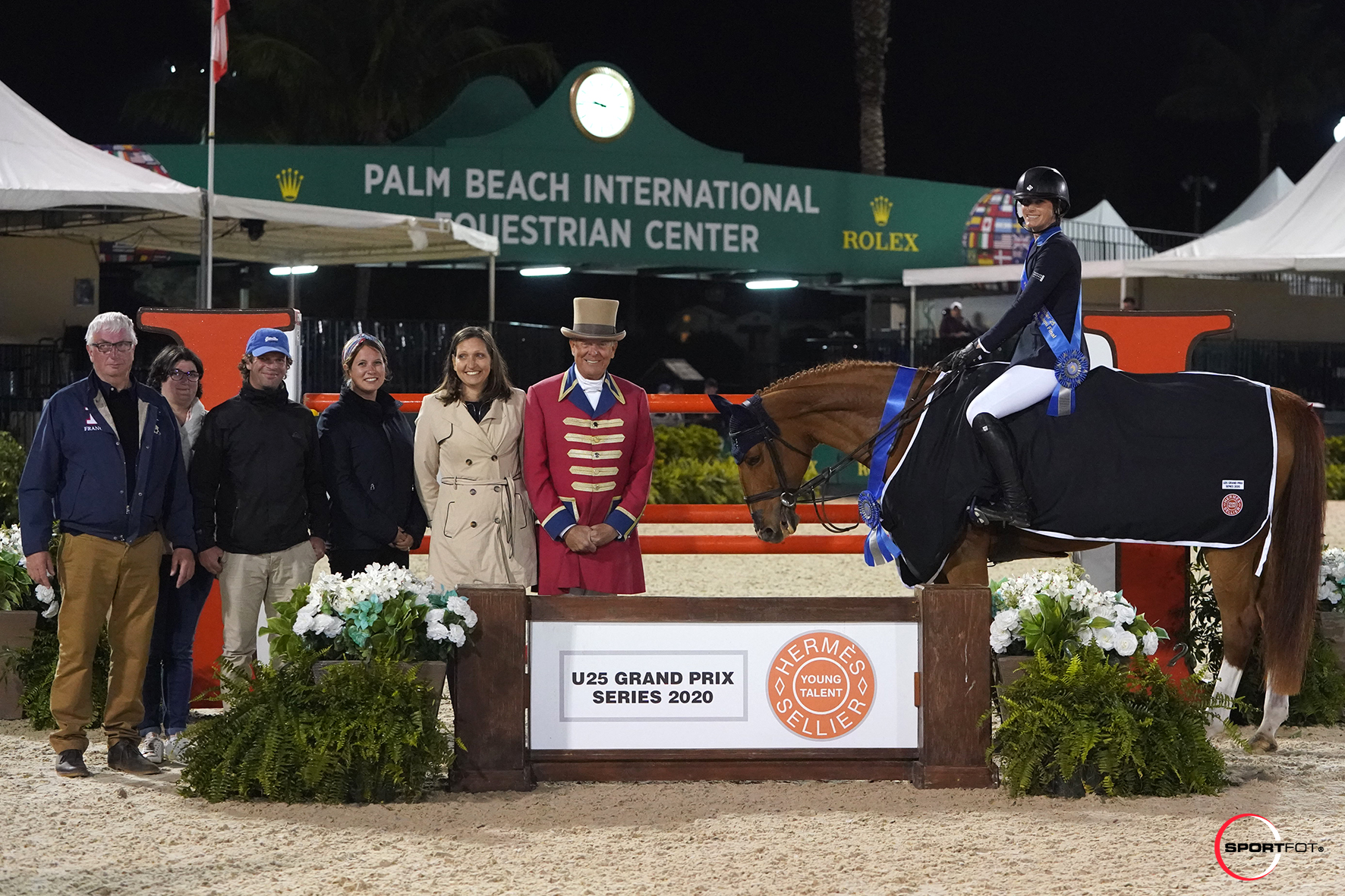 Sydney Shulman and Azilis du Mesnil in their winning presentation with members of the Lebourgeois family who bred the mount, Leah Rogers Meierfeld and Aurelie Ferrut with Hermès, and ringmaster Steve Rector.