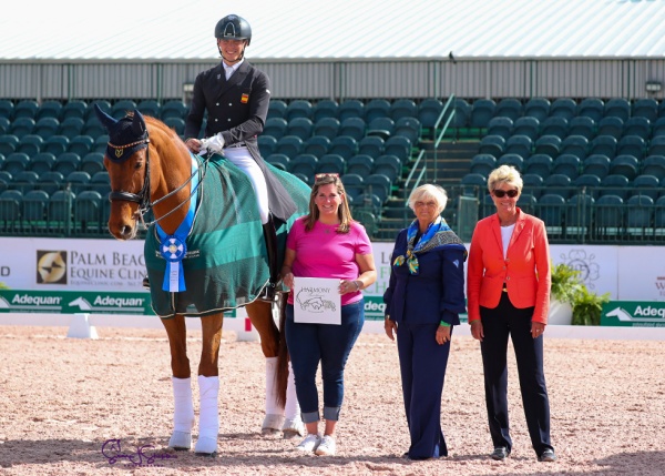 Pablo Gomez Molina with Adequan®’s Whitney Fernandes, Holly Simensen and judge Ulrike Nivelle. ©SusanStickle.com