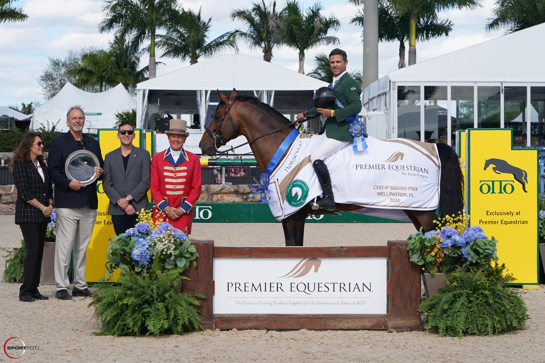 Rodrigo Lambre and Catover in their winning presentation with Co-Founder and President Heidi Zorn, Co-Founder and CEO Mark Niehart, and Joshua Zorn of Premier Equestrian, and ringmaster Steve Rector.