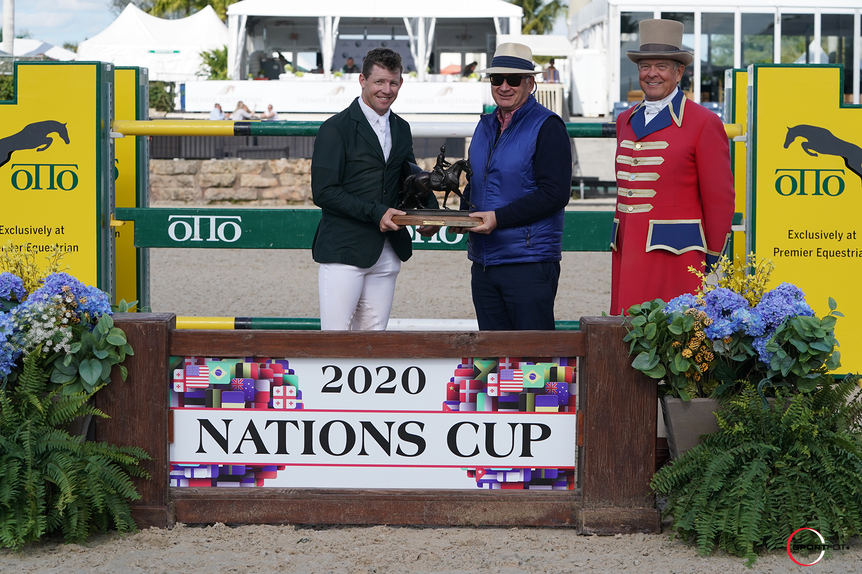 The Niall Grimes Perpetual Trophy was presented to Shane Sweetnam as the leading Irish rider during CSIO week by Equestrian Sport Productions President Michael Stone and ringmaster Steve Rector. 