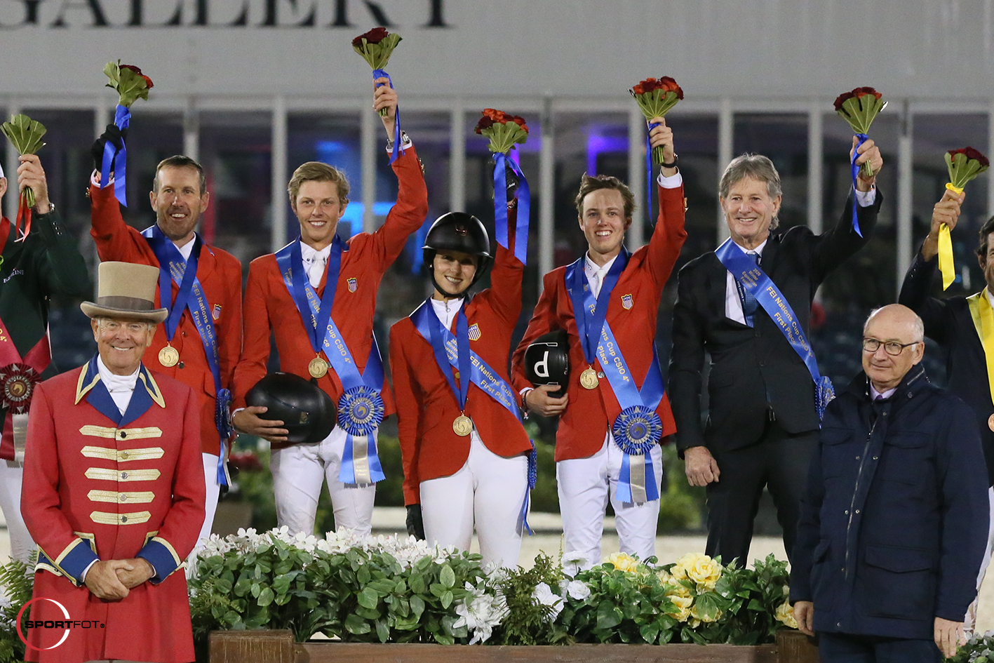 The winning United States team, including Andy Kocher, Brian Moggre, Adrienne Sternlicht, Lucas Porter, and Chef d’Équipe Robert Ridland in their winning presentation with Equestrian Sport Productions President Michael Stone and ringmaster Steve Rector.