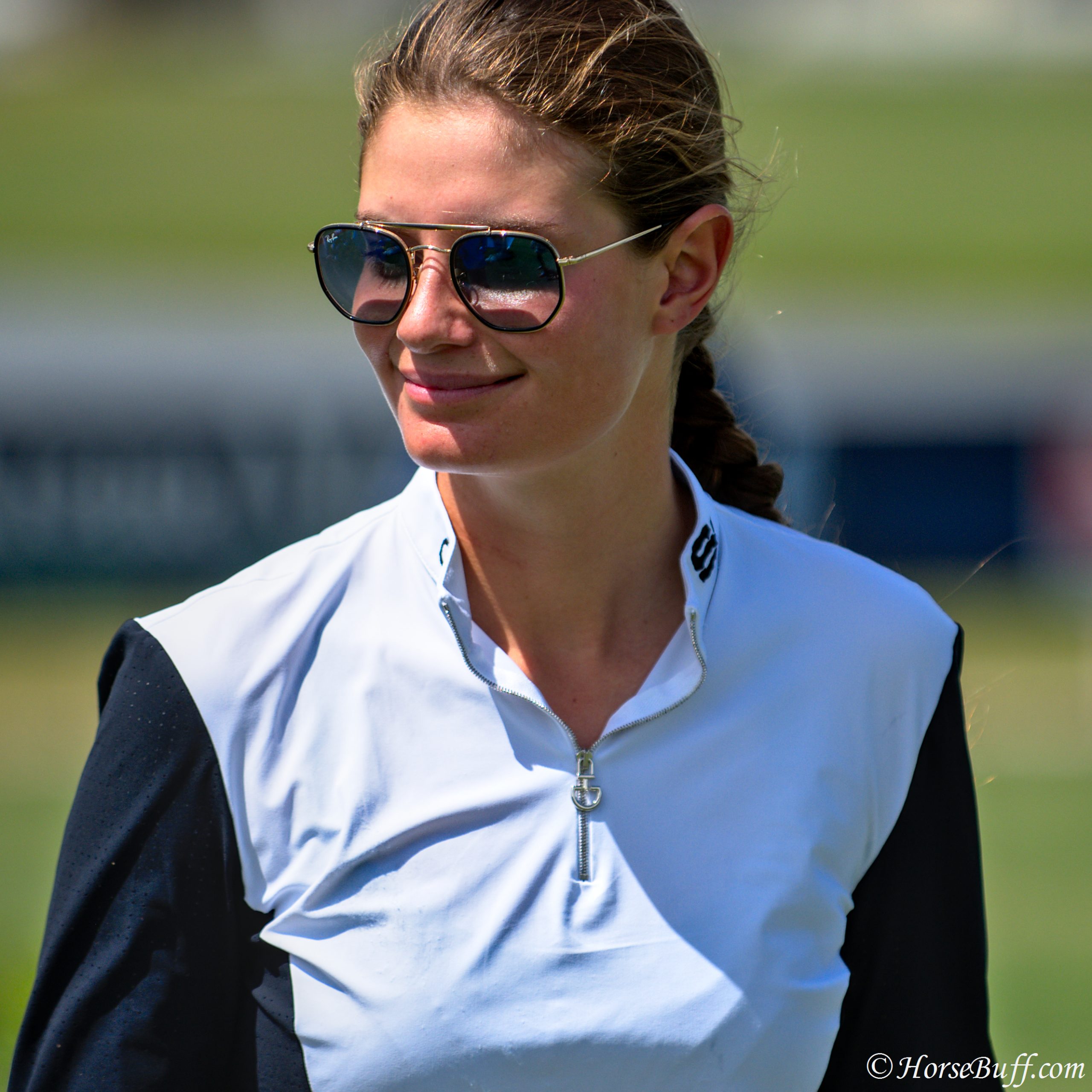 Zoe Conter lighting up the whole ring during the course walk.   © HorseBuff.com  