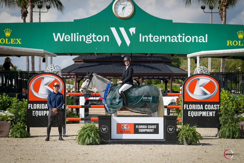 
          Carly Anthony & Jet Blue presented as winners by Nico Cubillos in the $25,000 Florida Coast Equipment Grand Prix © Sportfot