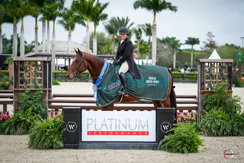 Kim Barone & Enjoy presented as winners in the $5,000 USHJA National Hunter Derby, presented by Platinum Performance. © Sportfot