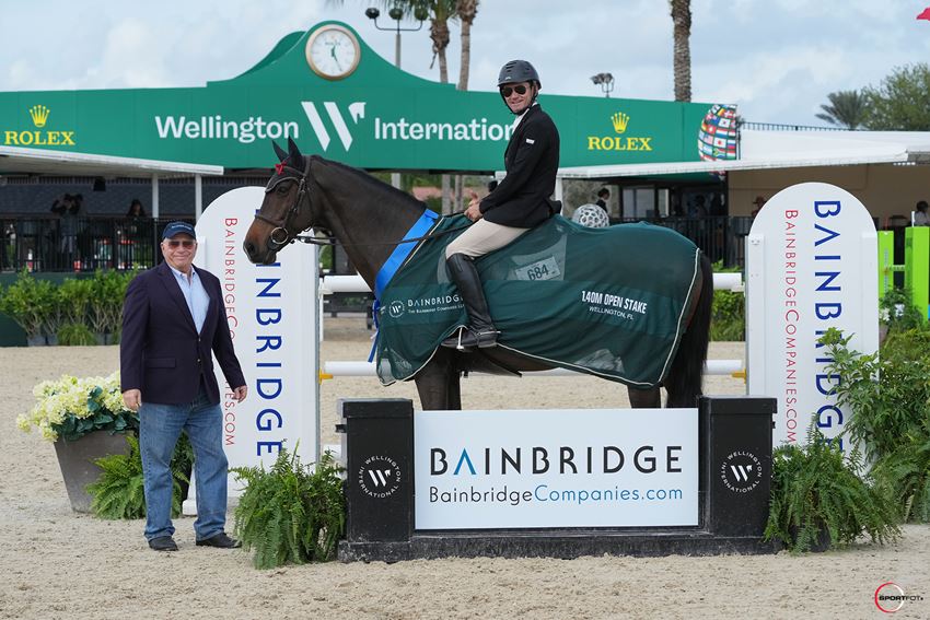 Richard Neal & Catemaco LS presented as winners by Richard Schechter in the $10,000 Bainbridge Companies 1.40m Stake © Sportfot