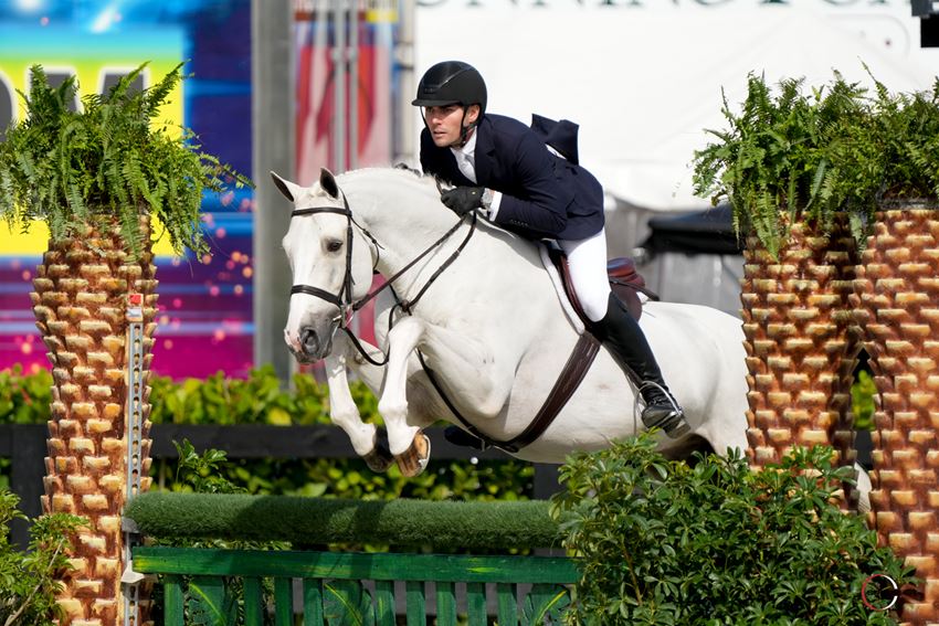 Geoffrey Hesslink & Sandstone in the $5,000 National Hunter Derby presented by Perfect Products © Sportfot