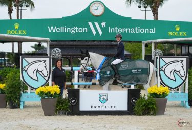 Molly Ashe Cawley & Loukas De La Noue presented as winners by Susie Wong in the $25,000 ProElite Holiday III Grand Prix © Sportfot