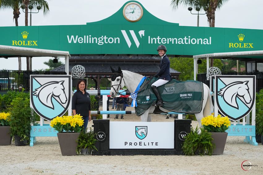 Molly Ashe Cawley & Loukas De La Noue presented as winners by Susie Wong in the $25,000 ProElite Holiday III Grand Prix © Sportfot