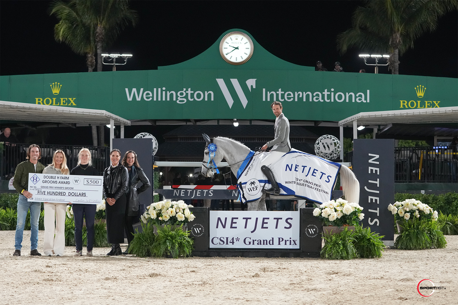 Left to right: Theo Genn and Amalie Hoerdum present the Double H Farm Grooms Award to Sofie Karlsson with Laura Southard, Senior Manager of Strategic Partnerships for NetJets, and Melissa Dombro, VP of Sales for NetJets. Photo © Sportfot